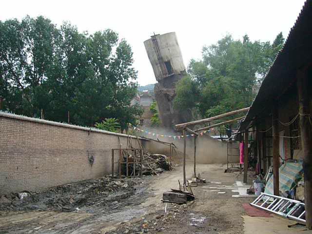 2008年地震破损水塔爆破拆除.jpg