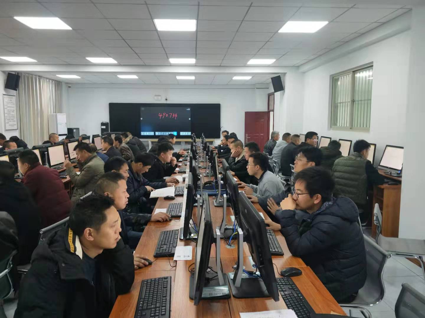 天水市爆破作业三员机考现场.jpg